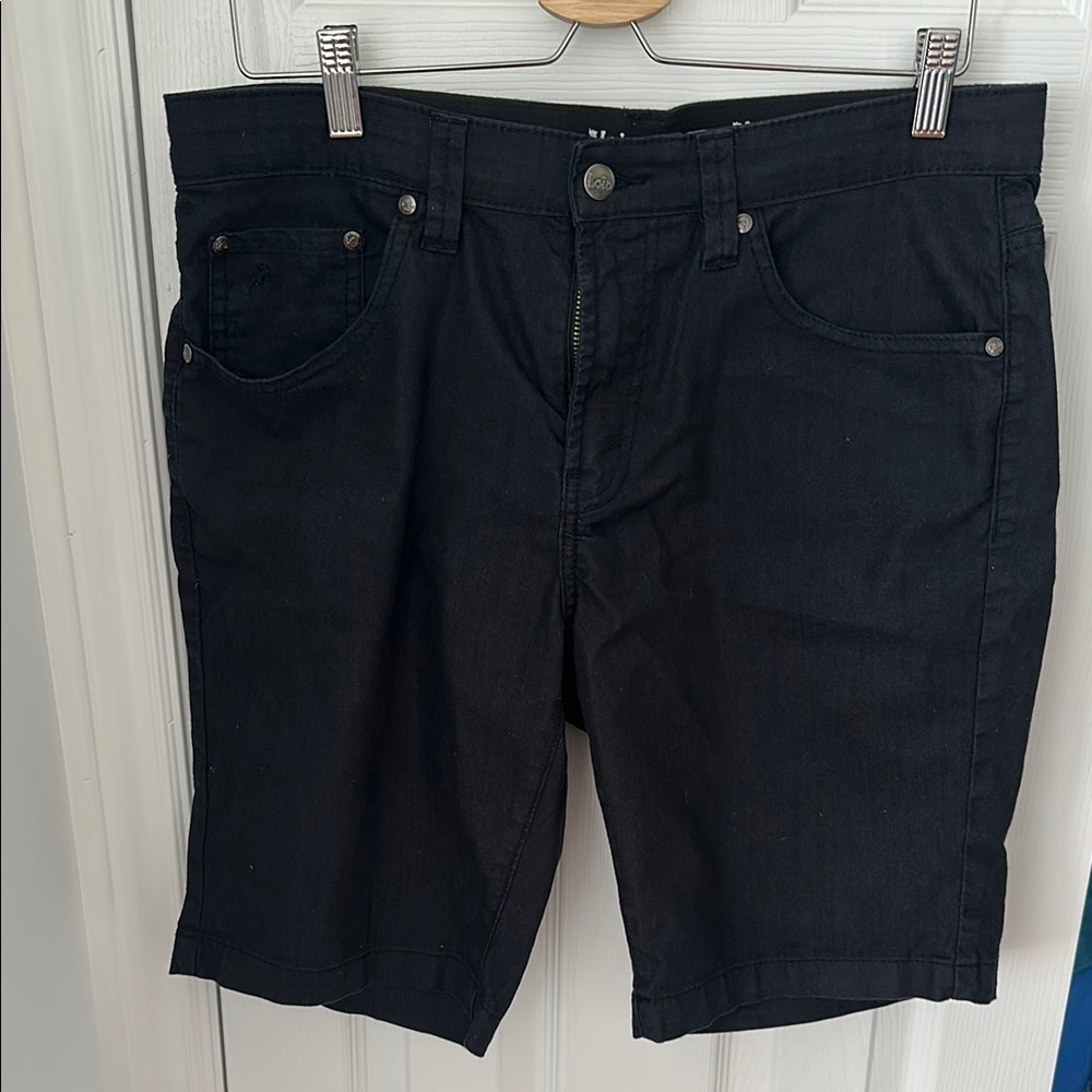 Lois Extensible Stretch Black Denim Shorts.